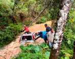 El rescate se hizo con un planchón improvisado. Foto: Cortesía. 