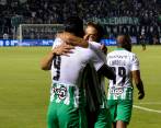 El abrazo entre Andrés “El Rifle” Andrade y Jéfferson Duque tras la anotación del goleador verdolaga, que quedó a un tanto de los 90 goles con Nacional. FOTO dimayor