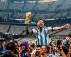 En los hombres del también jugador Sergio El Kun Aguero, Messi festejó la tercera estrella mundial de Argentina. Foto: Juan Antonio Sánchez. 
