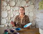 Pinceladas de mujer le dan la “pinta” a la cerámica de El Carmen