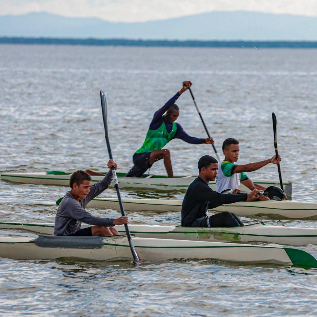 En las desafiantes aguas de Turbo, jóvenes promesas del canotaje retan las olas y el viento. Cada remada en el mar Caribe no solo los acerca al alto rendimiento, también transforma sus vidas. <span class="mln_uppercase_mln">FOTO</span><b><span class="mln_uppercase_mln"> manuel saldarriaga</span></b>
