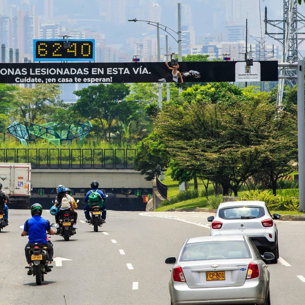 Se aproxima la prima y seguramente que no quiere dejársela al Tránsito. FOTO: EL COLOMBIANO