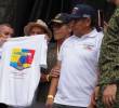 En mayo pasado, el presidente Gustavo Petro le entregó una camiseta a Armando Wouyurí Valbuena, el promotor de la Constituyente y titular de una cuenta donde la gente consignaba aportes para esa iniciativa.<b> </b>FOTO<b> Redes</b>