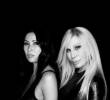 Donatella Versace anunció el lanzamiento de una nueva marca enfocada en moda y belleza, cuyos primeros productos llegarían en 2027. FOTO: @revolve.