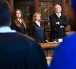 Los abogados designados por el tribunal, Klaudia Dawidowic (de izquierda a derecha), Ria Halbritter y Christoph Stoll, esperan el inicio del juicio contra un médico de cuidados paliativos presuntamente acusado de matar a 15 pacientes con inyecciones letales. FOTO: AFP