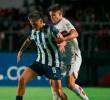 En la imagen aparece Damián Bobadilla en el duelo frente a Talleres. FOTO AFP
