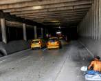 Así se veía el deprimido de Villanueva en el 2000, cuando se construía la losa para el Bazar de los Puentes. FOTO ARCHIVO - MANUEL SALDARRIAGA