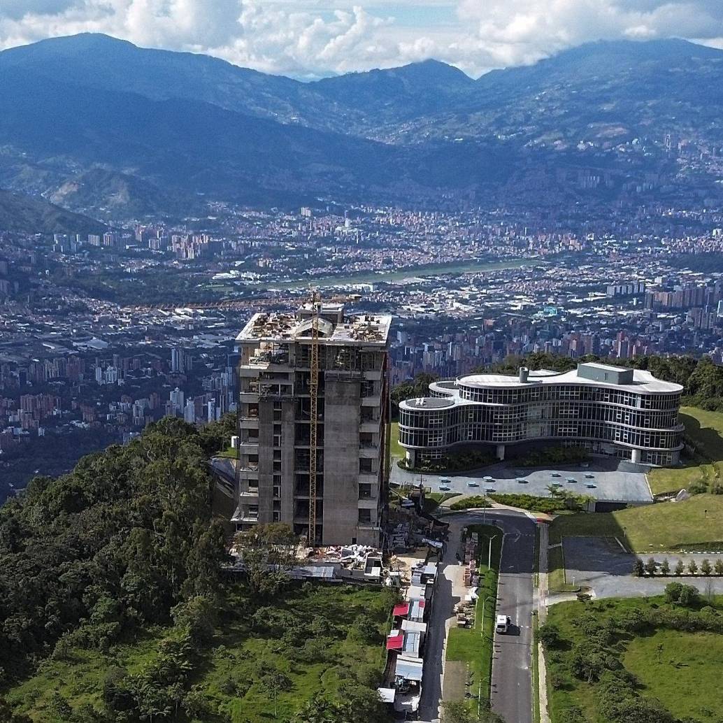 La construcción de varios proyectos inmobiliarios en el Alto de las Palmas generó este año un fuerte debate en Envigado. En la imagen, aspecto del proyecto Cuantum. FOTO: Manuel Saldarriaga Quintero