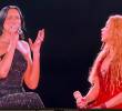 Shakira y Dua Lipa cantando Antología. FOTO: Tomada de video.