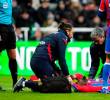 Este es el momento en el que el colombiano Jefferson Lerma recibe atención de los médicos del Crystal Palace tras un choque. FOTO GETTY