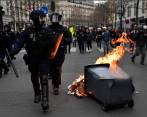 En las calles de París se recrudecieron las protestas por cuenta de la reforma pensional propuesta por Emmanuel Macron. Manifestantes denuncian extralimitación de la fuerza policial. FOTO Getty