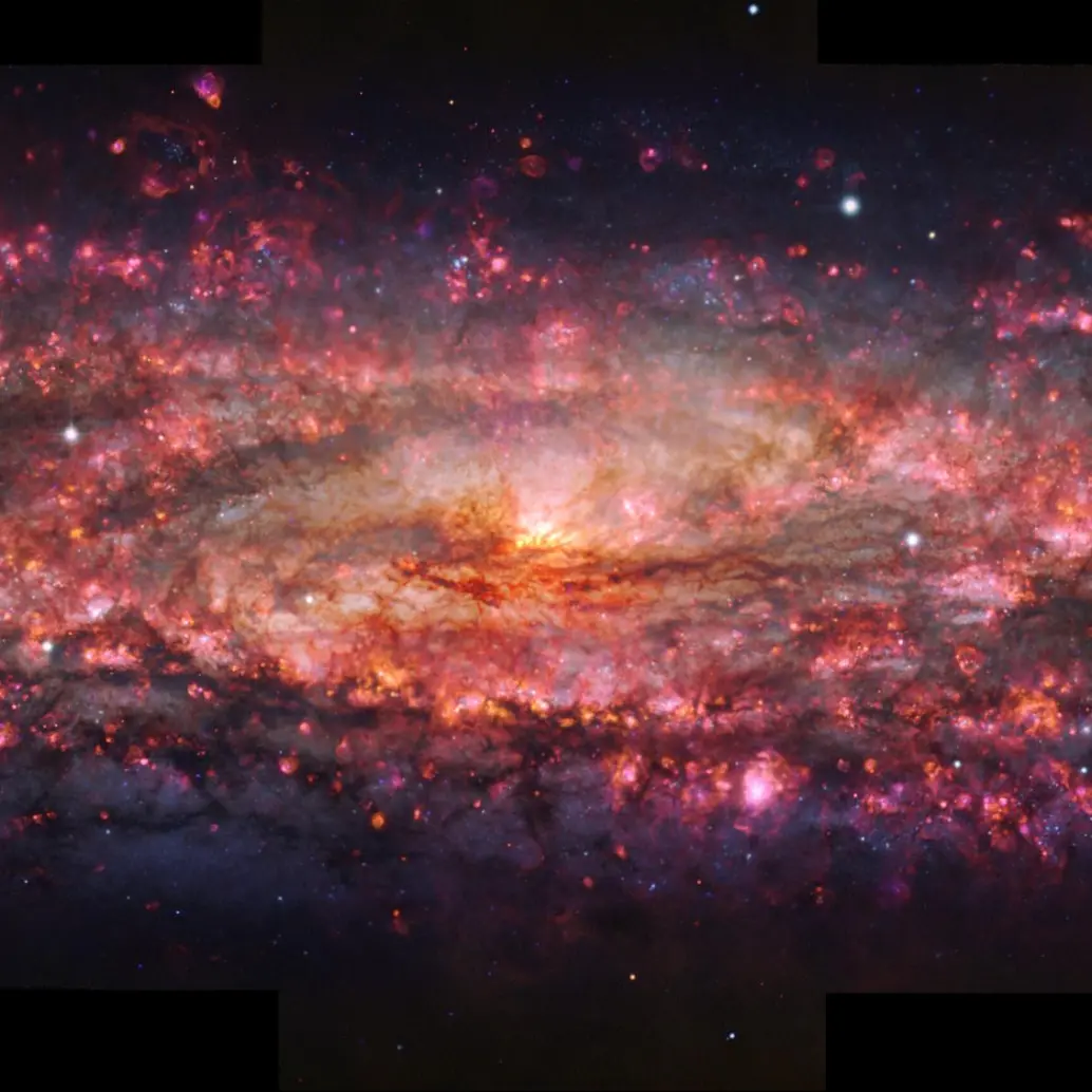 La imagen, considerada la más detallada jamás tomada de la galaxia Sculptor, asombra a la comunidad científica por la precisión con la que expone el polvo, el gas y las estructuras internas de este sistema galáctico. FOTO cortesía ESO