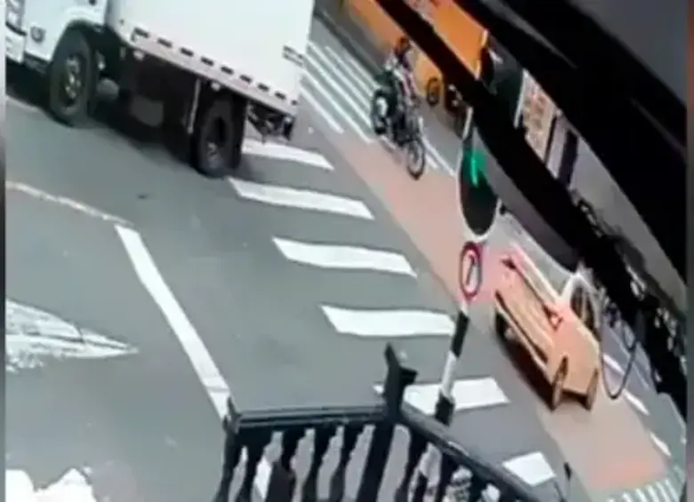 En video | Menores que iban en moto y chocaron contra un taxi en Manrique sobrevivieron