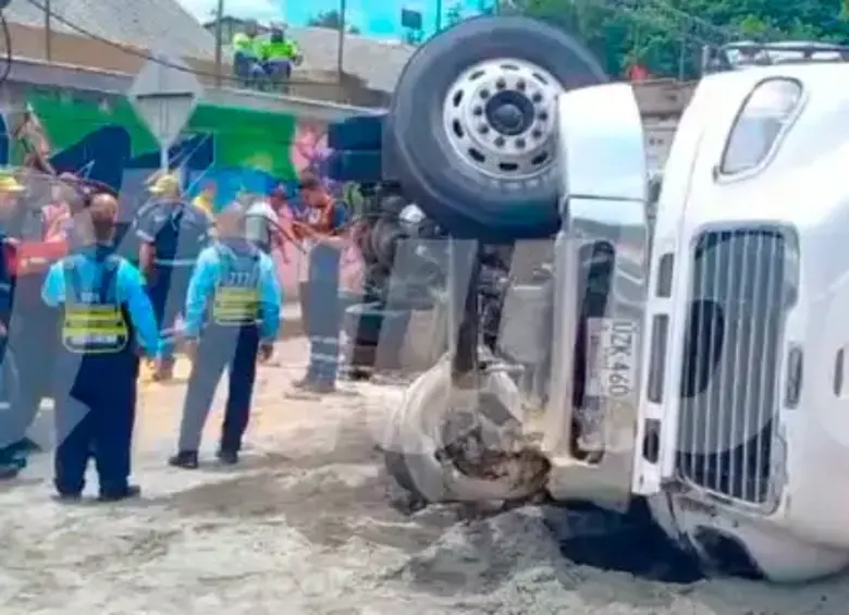 ¡Qué caos! Camión se volcó en la autopista Medellín-Bogotá