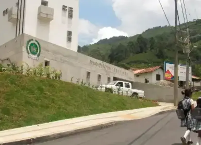 Riña en estación de Policía de Mdellín terminó con una mujer trans quemada con aceite y aerosol