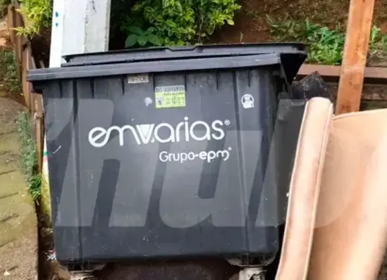 Lo asesinaron y lo dejaron sentado junto a un contenedor de basura