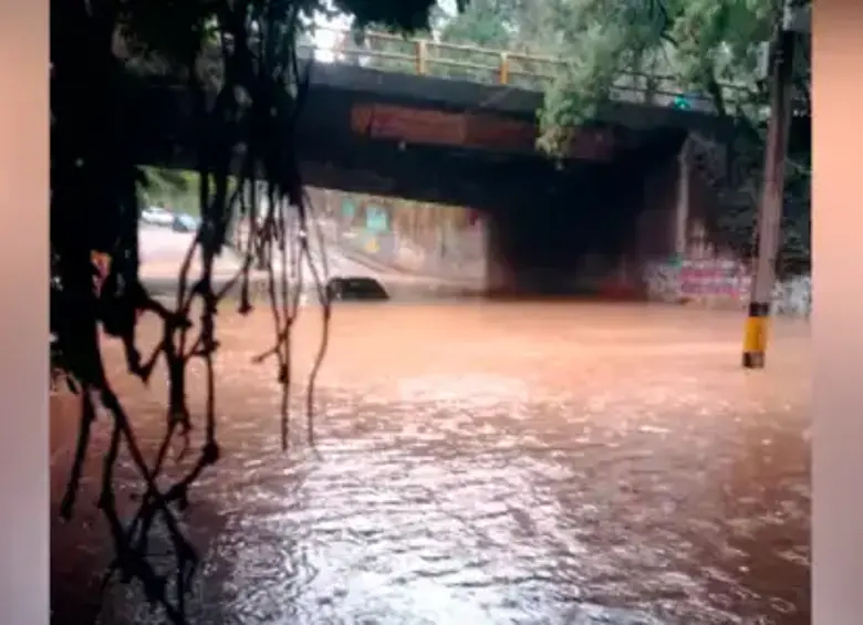 Susto por mujer atrapada en su carro en medio de inundación en Medellín