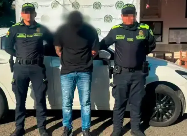 No le duró la dicha: Policía recuperó carro robado y agarró al presunto ladrón