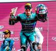 El piloto colombiano David Alonso celebra su tercer podio consecutivo en Moto 2 y el quinto de su primera temporada en la categoría intermedia de Moto GP. FOTO CORTESÍA ASPAR TEAM