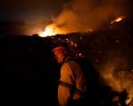 En varias zonas de Estados Unidos, especialmente en California, el fuego sigue consumiendo miles de hectáreas mientras los bomberos luchan por apagar las llamas. FOTO AGENCIA EFE 