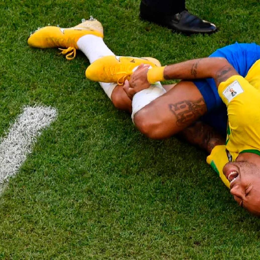 La FIFA propone que los jugadores asistidos por simulaciones o golpes leves deban esperar un minuto fuera del campo para reingresar. FOTO AFP