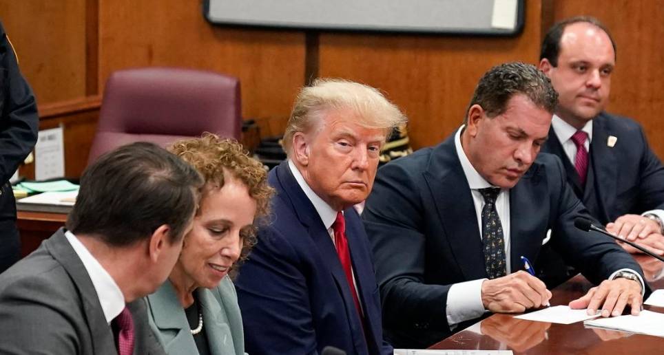 Los fiscales federales responsabilizan a Trump de mantener ilegalmente expedientes sensibles sobre los programas nucleares y de defensa de Estados Unidos. FOTO: GETTY
