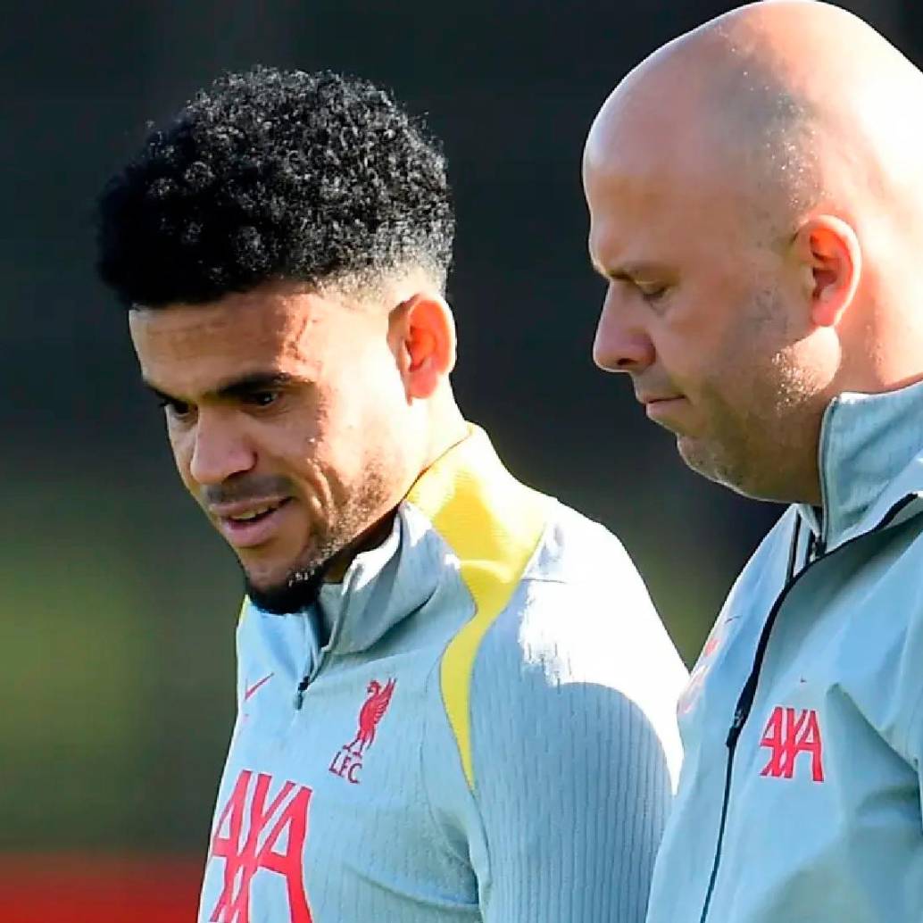 Luis Díaz y el entrenador del Liverpool Arne Slot. El colombiano podría salir del Liverpool. FOTO AFP