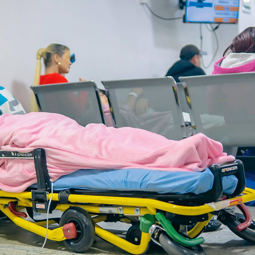 Una adulta mayor aguarda en una camilla situada en una sala de espera mientras es atendida en un hospital de Medellín. La Alcaldía tuvo que declarar la emergencia hospitalaria. FOTO Cortesía Alcaldía de Medellín