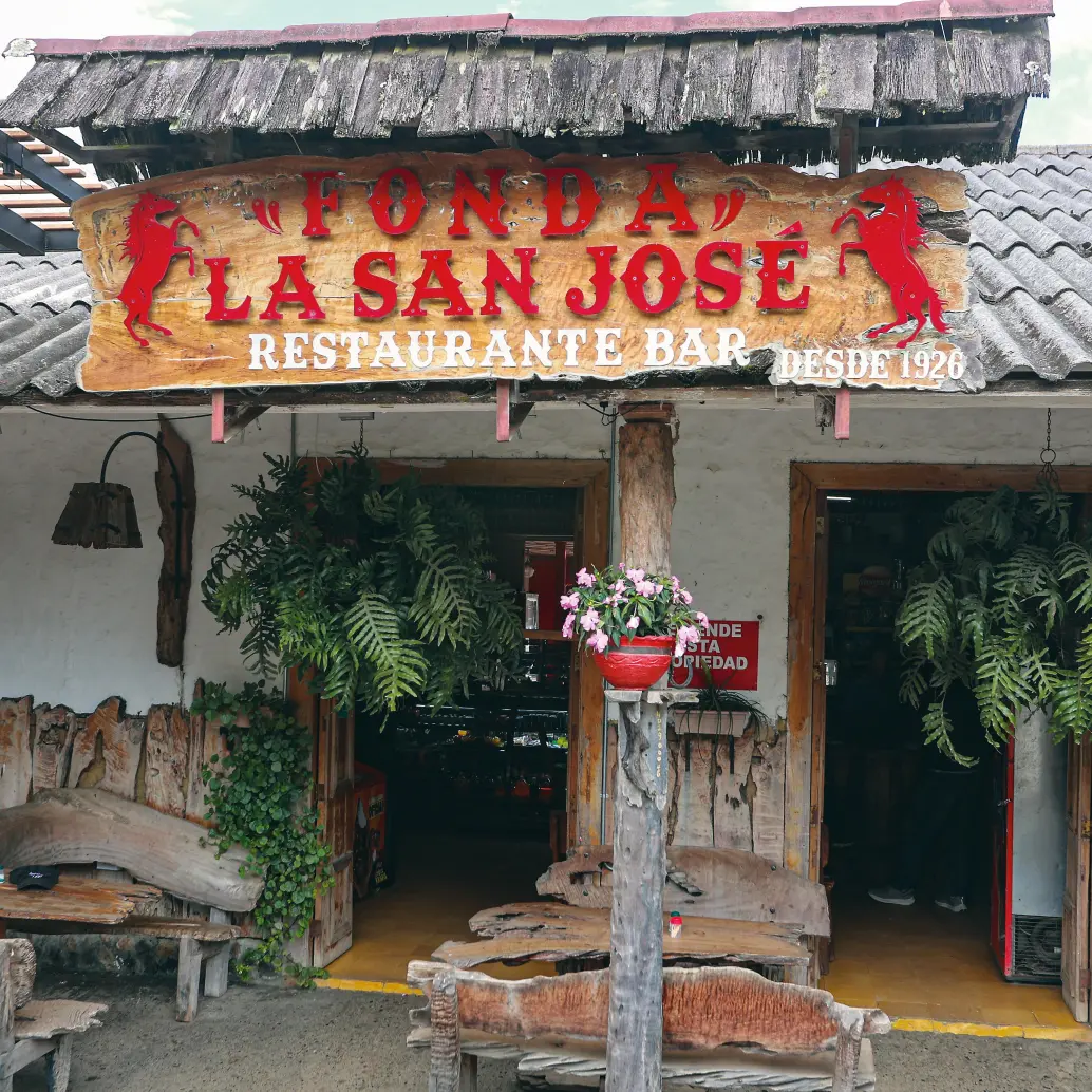 La fonda vende comidas preparadas y licor, convirtiéndose en sitio preferido para turistas; además, funge como minimercado para los habitantes del sector. FOTO: MANUEL SALDARRIAGA