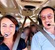 Adriana Revelo, esposa del piloto desaparecido, mantiene la esperanza de encontrarlo con vida. La pareja tiene tres hijas. FOTO<b><span class=mln_uppercase_mln> @adri_argroup</span></b>