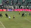 La Policía intervino para controlar a los hinchas del Cali que ingresaron al terreno de juego tras el final del partido en el cuadro azucarero y Bucaramanga. FOTO: CAPTURA VIDEO @AndresfelipeOK_
