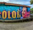 El homenaje que le hizo el artista Joselo a su madre, Berenice Rincón, por ser la impulsora del proyecto de muralismo Memoria a Todo Color. FOTO Juan Diego Ortiz Jiménez.