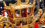 El carruaje de oro lleva a los nuevos reyes hacia el palacio. FOTO Getty