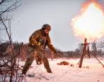 Un militar ucraniano dispara un mortero hacia posiciones rusas, en un lugar no revelado, región de Donetsk, este de Ucrania, el 17 de febrero de 2023. FOTO: EFE