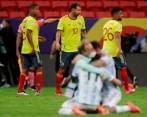 El contraste al final del partido: el festejo de los argentinos y la tristeza de los colombianos que dejaron una buena imagen. Segundo empate entre ambos en un mes. FOTO EFE