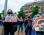 La ley húngara que prohibe mostrar mensajes relacionados a la comunidad LGBTIQ+, y que fue recientemente aprobada por 157 votos en el Parlamento, recibió rechazos por parte de la Unión Europea y de ciudadanos que mantienen protestas en las calles. FOTO Getty