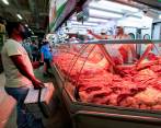 Según denunció Fedegán, mientras a los ganaderos les están pagando menos por los bovinos, a los consumidores les están cobrando más por la carne. FOTO: JAIME PÉREZ