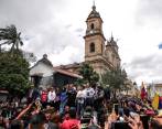 Gustavo Petro cambió el balcón de la Casa de Nariño por la carrera séptima, junto a la Plaza de Bolívar, en Bogotá, para hablarle a sus seguidores. FOTO COLPRENSA