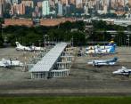 Las lluvias generaron retrasos en la operación del aeropuerto Olaya Herrera este viernes. FOTO JULIO CÉSAR HERRERA