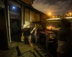 En la noche sin electricidad, los habitantes del barrio utilizaron velas y celulares para orientarse. FOTO: CARLOS VELÁSQUEZ