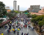 A diferencia de los meses anteriores, cuando hubo desmanes y vandalismo, las protestas del jueves transcurrieron en calma en Medellín. FOTO MANUEL SALDARRIAGA