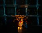 Esta es la primera Navidad que pasan sin Conrado de Jesús Mora Rojas. Sus nietos, alrededor de su tumba. FOTO CAMILO SUÁREZ