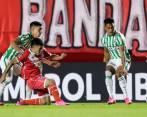 Emmanuel Olivera y Sebastián Gómez, titulares con Nacional en el estadio Diego Armando Maradona de Argentina. La táctica defensiva no fue suficiente para un mejor resultado. FOTO conmebol