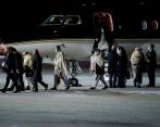 Líderes del régimen talibán parte rumbo a la primera reunión diplomática con los países democráticos. FOTO: EFE
