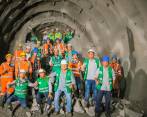 La galería de rescate es un tubo que va anexo al principal y que será utilizado en casos de emergencias. Obreros celebraron el logro alcanzado. FOTO: CORTESÍA