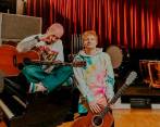 J Balvin al lado de Ed Sheeran, artista con el que cantó “Sigue”, en la que puso a cantar en español al británico. FOTO Cortesía Universal Music