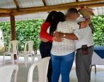 Laura se reencontró con su padre de 71 años y su hija de 26 años. FOTO: CORTESÍA