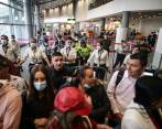 Varios pasajeros se manifiestan en el Aeropuerto Internacional El Dorado, debido a la cancelación de operaciones de la aerolínea Viva Air. Foto: (Colprensa-John Paz)