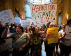 Las decisiones contra el derecho a abortar en Estados Unidos han desatado duras protestas en todo el país. FOTO gETTY