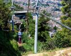 El acueducto aéreo de San José de la Cima se sostiene de una serie de postes y anclajes que están a una altura de 3 metros sobre el suelo. El sistema está conectado a 90 viviendas. FOTO Jaime Pérez